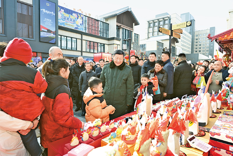 2026年2月9日至10日，中共中央总书记、国度主席、中央军委主席习近平在北京调查并探望慰问基层干部人民。这是10日上午，习近平在东城区隆福寺街区新春市集调查时，同现场人民亲切互换。